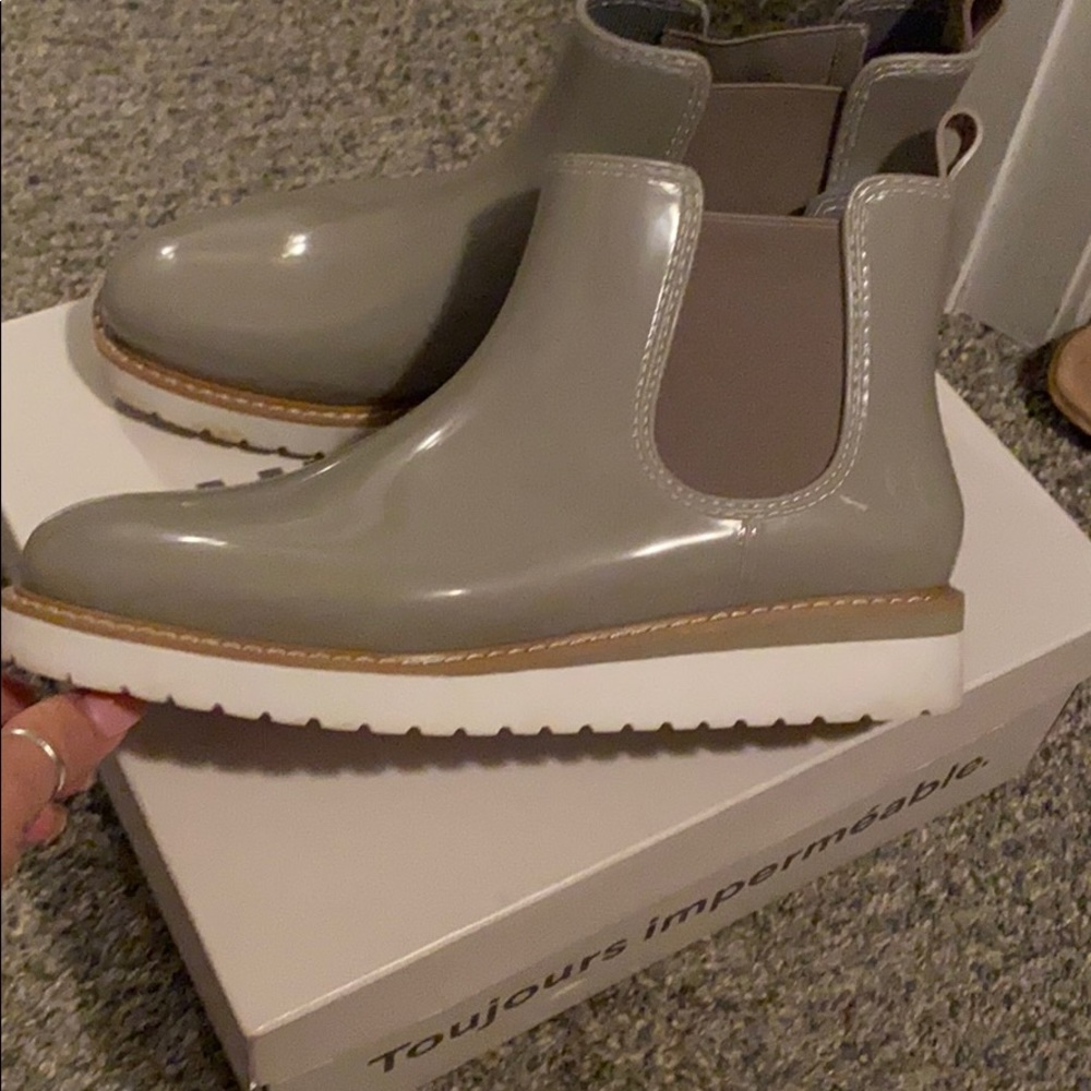 Cougar brand size 9 Dove color ( grey )